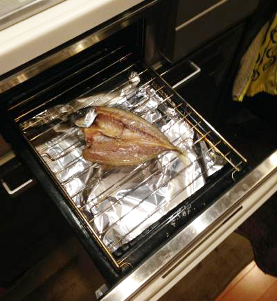 アルミホイルを使って、 グリルを汚さず魚を焼いて みたい！