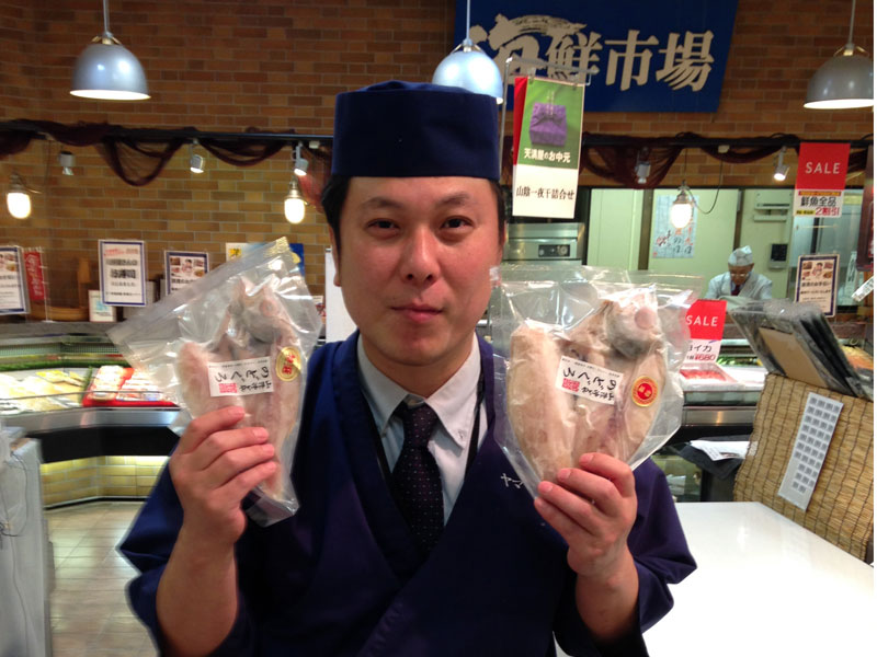 ノドグロ150g（左）と特大サイズ（右）を持ってみました。特大サイズは私の顔と同じくらいのサイズです（笑）