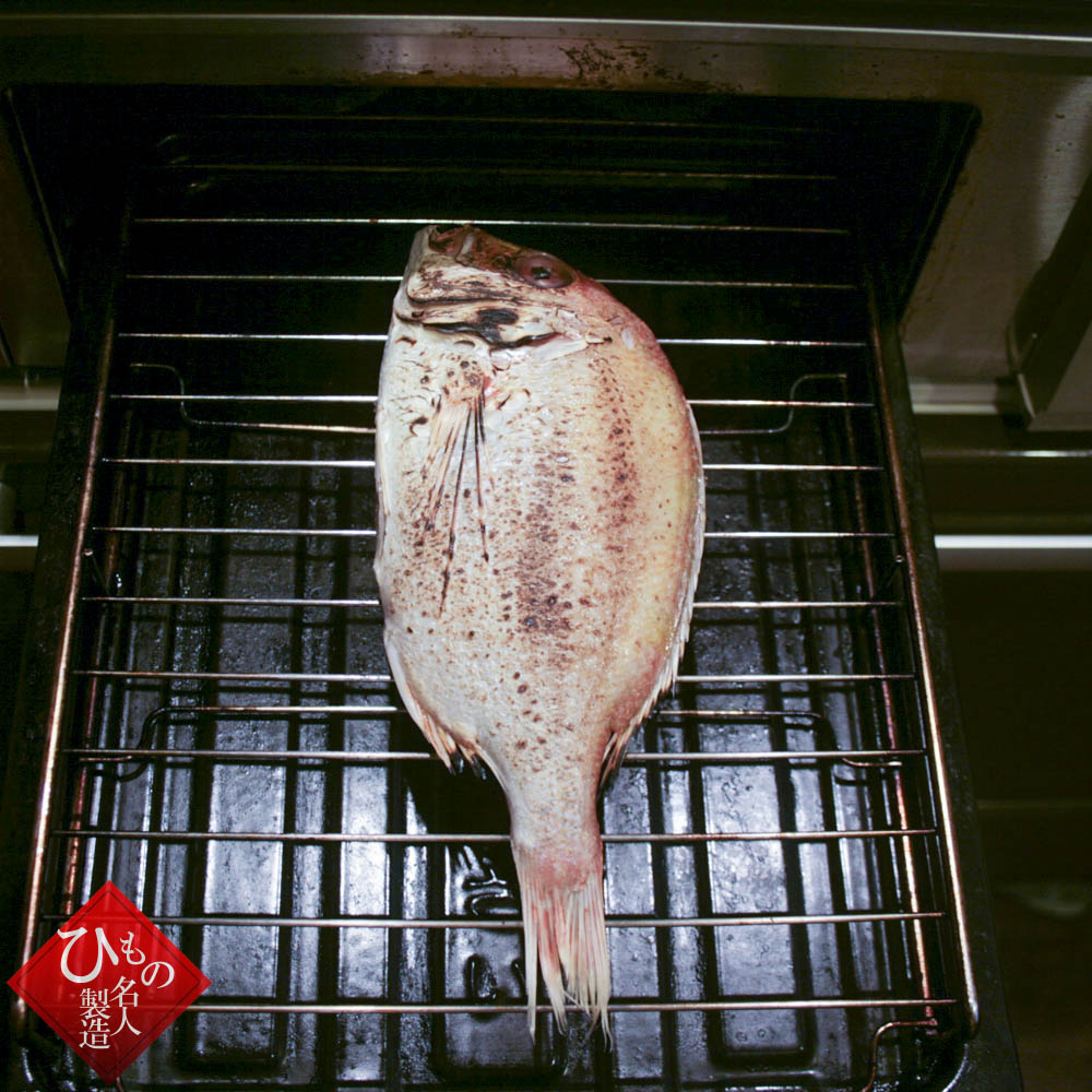 連子鯛で作る_ちらし寿司とお吸い物_連子鯛を焼きます。