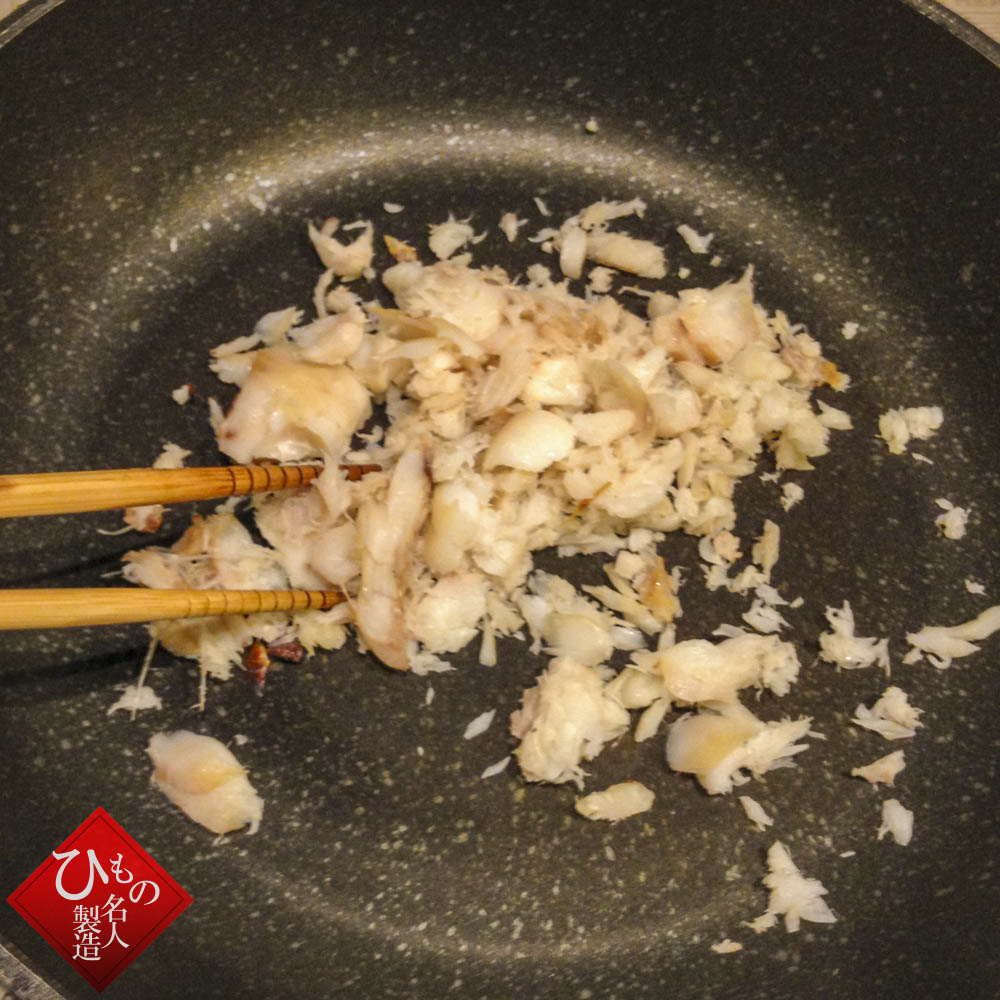 連子鯛で作る_ちらし寿司とお吸い物_皮・骨を取り除き、身だけを５分くらい　から煎りします。