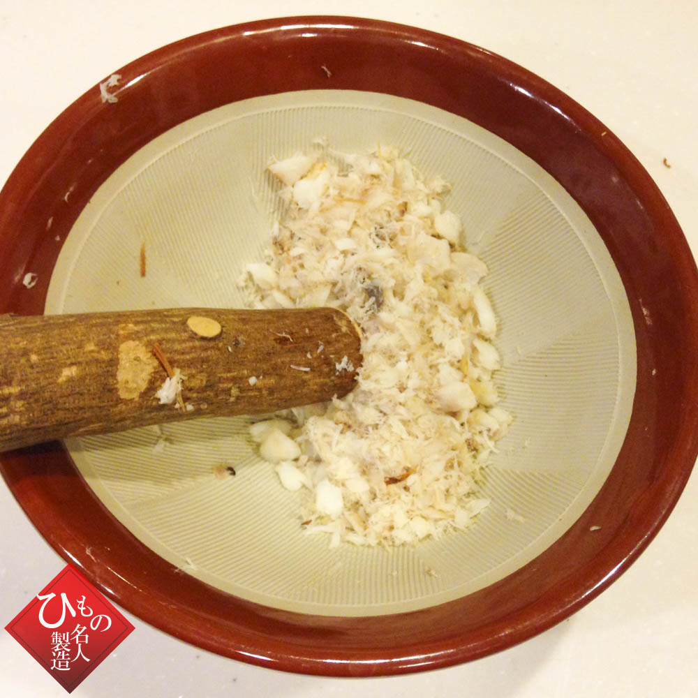 連子鯛で作る_ちらし寿司とお吸い物_ある程度水分が飛んだら、あたり鉢に入れてあてます。