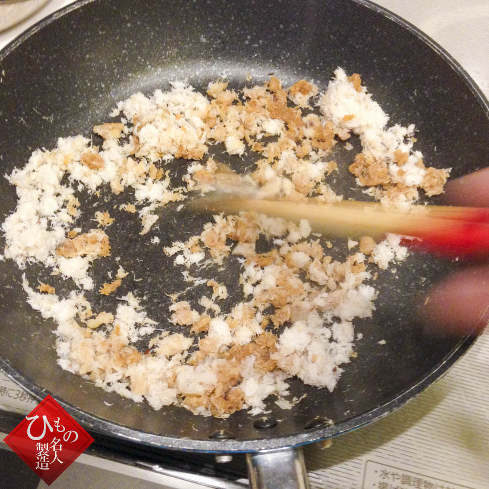 連子鯛で作る_ちらし寿司とお吸い物_再度フライパンに戻し醤油大さじ１　みりん大さじ１　を加え更に から煎りします。