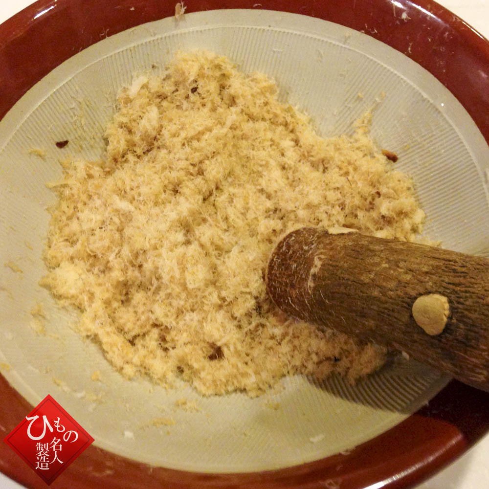 連子鯛で作る_ちらし寿司とお吸い物_最後にもう一度あたり鉢に入れてあてれば「でんぶ」の完成です。