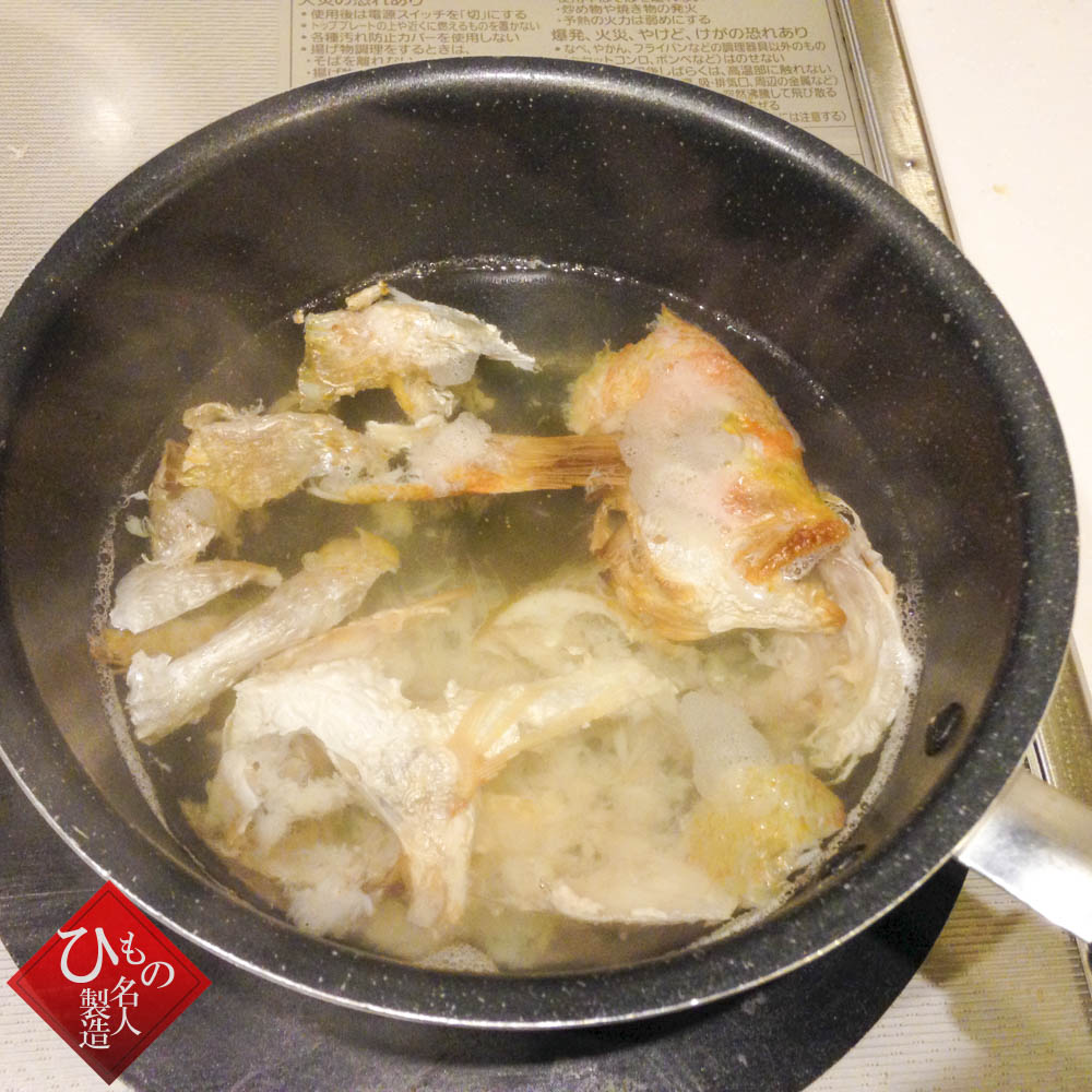 連子鯛で作る_ちらし寿司とお吸い物_残った骨と皮は鍋に入れてダシをとります。